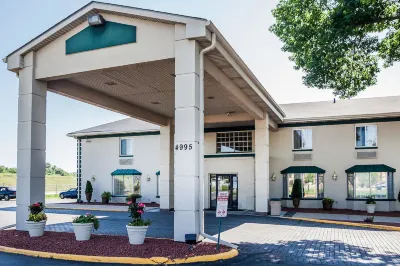 Quality Inn & Suites des Moines - Merle Hay Road  호텔