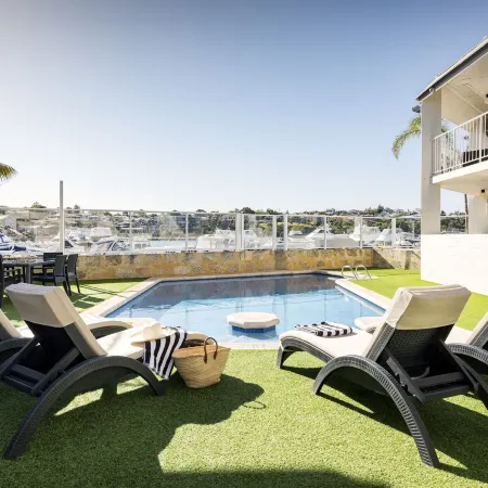 Pier 21 Riverside Apartment Hotel
