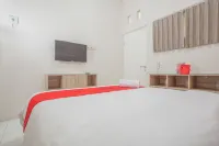 RedDoorz near Ciputra Golf Surabaya Hotel dekat Toko dua putri ( toko sembako serba ada)