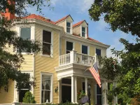 Azalea Inn and Villas Hotels near Calhoun Square