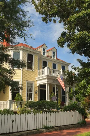 Azalea Inn and Villas Отели в г. Саванна