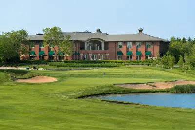 The Glen Club Hotel dekat Glenview Hangar One Foundation