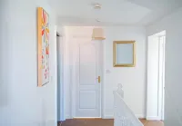 Airport Lounge - 3 Bed - 6 Persons Hotel di Hale Barns