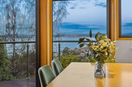 Cedar Cottages Blackmans Bay Отели в г. Dennes Point