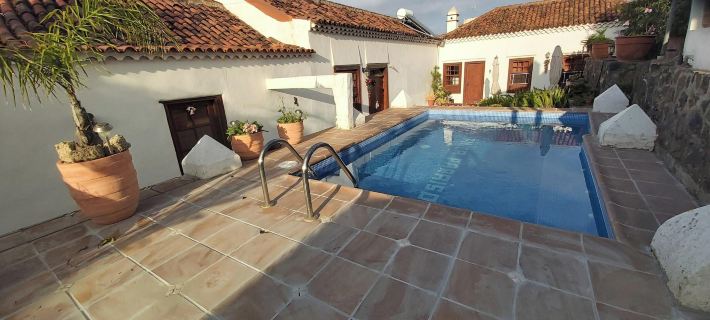 Villa-Sleeps4-Parking-Garden-Pool-NearAirport Hotels in Anaga