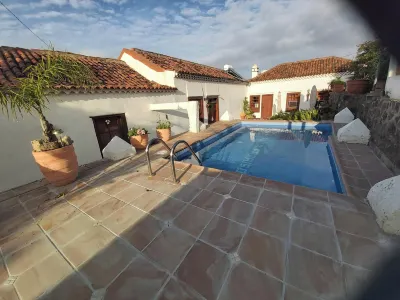 Villa-Sleeps4-Parking-Garden-Pool-NearAirport