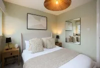 The Isleworth Place - Stunning 1bdr Flat With Balcony Hotels near Tesco Extra