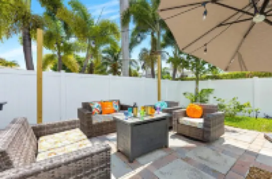 燈塔角帶泳池的舒適家園