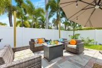 Cozy Home at Lighthouse Point With Pool Hotels in Lighthouse Point