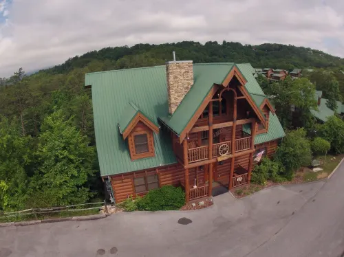 Ern854 - Wagon Wheel Lodge - Great Location! Close to All the Action! 9 Bedroom Cabin by RedAwning