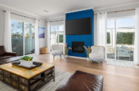 Large 4 Bedroom Close To Beach