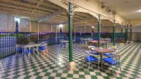 The Park Motel فنادق في تشارترز تاورز