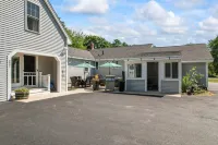 Fenced Yard, Hot Tub and Cozy Den - Stylish Charming Retreat