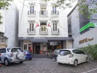 Heine Hotel Hotels in Wanea
