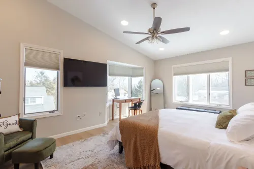 Happy Valley Retreat ~ Epic Game Room ~ 130" TV Wall ~ 10 Min to Campus/Downtown