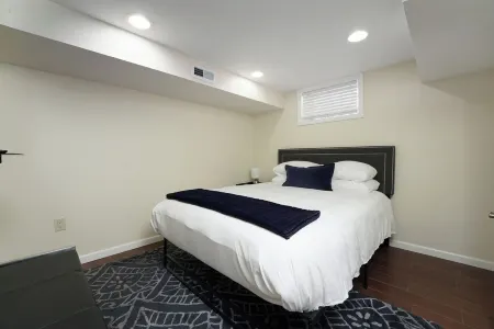 Modern & Cozy 4 Bedroom, 6 TV's, Ms. Pacman, Walk to Starbucks!