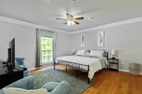Luxury Brooks Retreat – 7BR 9BA, WiFi, Chef's Kitchen, Workspace, Outdoor Oasis! 피치트리 시티 애스레틱 콤플렉스 주변 호텔