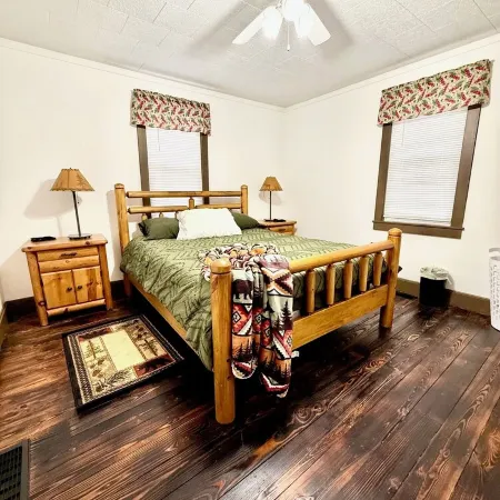 Cozy river front log cabin close to, Seneca Rocks, Dolly Sods, Spruce Knob Отели в г. Пендлтон