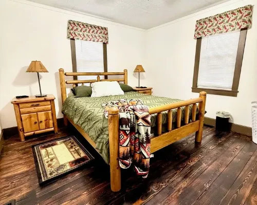 Cozy river front log cabin close to, Seneca Rocks, Dolly Sods, Spruce Knob Hotels in Pendleton County