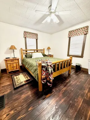 Cozy river front log cabin close to, Seneca Rocks, Dolly Sods, Spruce Knob Hotels near Seneca Rocks Discovery Center