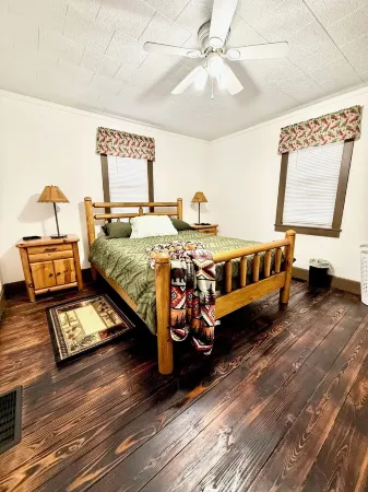 Cozy river front log cabin close to, Seneca Rocks, Dolly Sods, Spruce Knob