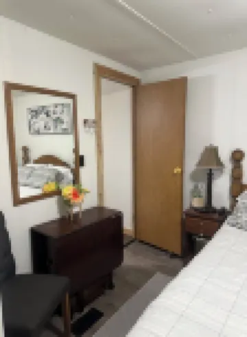 Charming 3-bedroom mobile home with Starlink WiFi in serene area of Stephenville