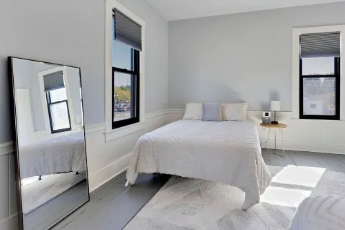 Miller House-Modern Remodel 2BR Historic Townhome blocks to downtown Noblesville