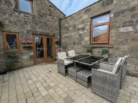 Cozy Cottage Close to Haworth Sleeps 2 with Garden Hotels in Keighley