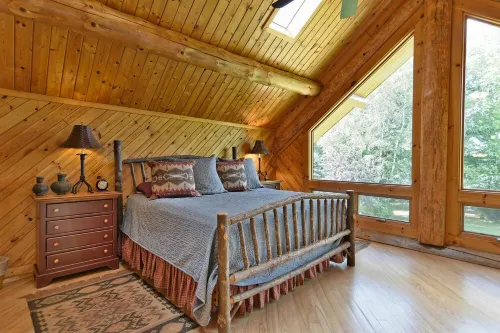 Secluded luxury log home in Wisconsin wilderness