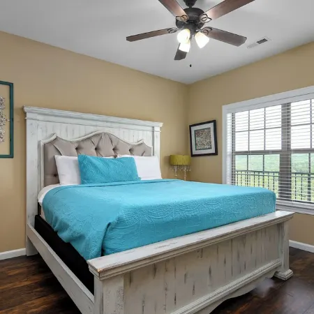 Spacious 4-bedroom penthouse condo in beautiful Branson with Lakeview