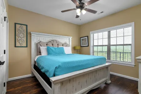 Spacious 4-bedroom penthouse condo in beautiful Branson with Lakeview