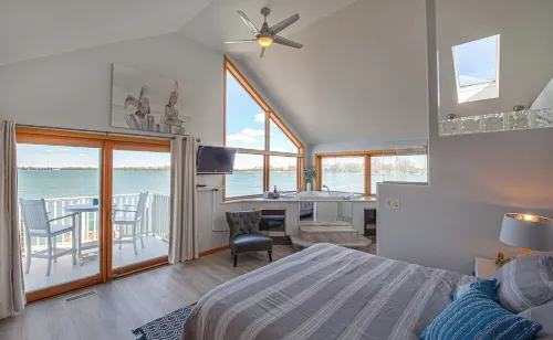 Lake front 4-bedroom vacation home with pool and  tiki bar!
