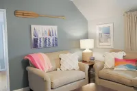 Beachy 3-bedroom upper with WiFi and AC minutes from Lake Michigan