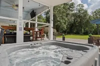 NEW Farmhouse! Hot tub, Fire Pit & Yard Games