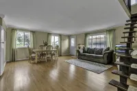 Tasteful loft, work-friendly