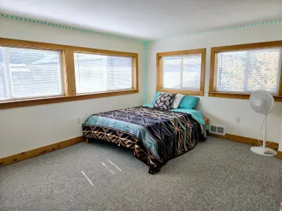 Hunters Haven Hotels near Train Mountain Railroad Museum