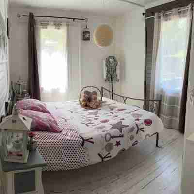 Beautiful Location on the Lake Heated Pool Jacuzzi Air Conditioning and Bicycles Rooms