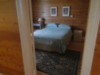 Yarram Cottage - Art and Accommodation
