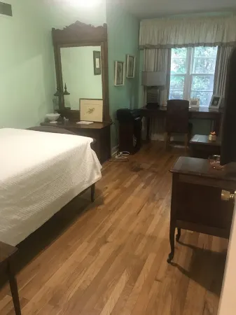 Wonderful house close to the historic square and the Ole Miss campus. Отели рядом с достопримечательностью «Парк Ламар»