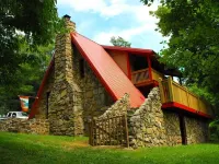 Cozy, Rustic A Frame on Big Creek Sleeping 8-10 Guests Hotels in Campbell County