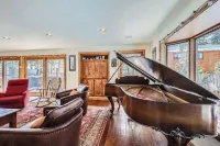 ONE BLOCK to restaurants, bars & free bus to Breck & Copper. Hot tub/pool table!
