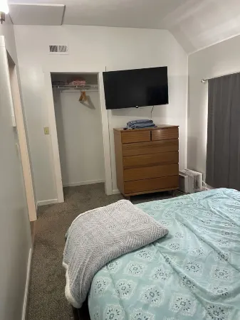 Beautifully updated and spacious 1 Bedroom Apt.