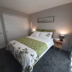 5 Minutes Walk to hospital ground and River Hotell i Melville
