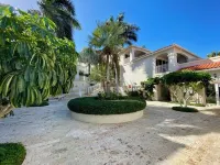 Extra spacious condo 5min from pristine beach