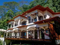 Perfect Location, Walk to Beach, Infinity Pool, Luxury Decor, Fast Free Wifi! Hotels in Dominical