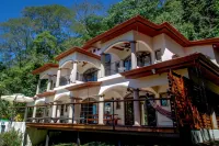 Perfect Location, Walk to Beach, Infinity Pool, Luxury Decor, Fast Free Wifi!