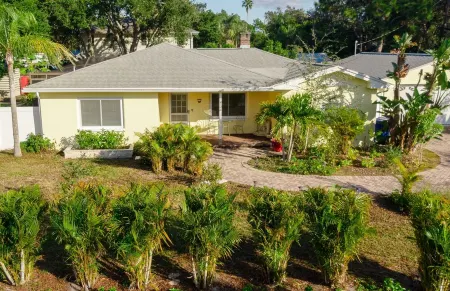 Casa Tropicál - Heated Saltwater Pool, Near Beach Отели рядом с достопримечательностью «Pop Stansell Park»