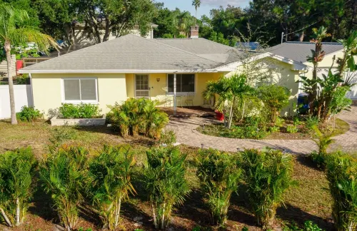 Casa Tropicál - Heated Saltwater Pool, Near Beach Hotels in Crystal Beach