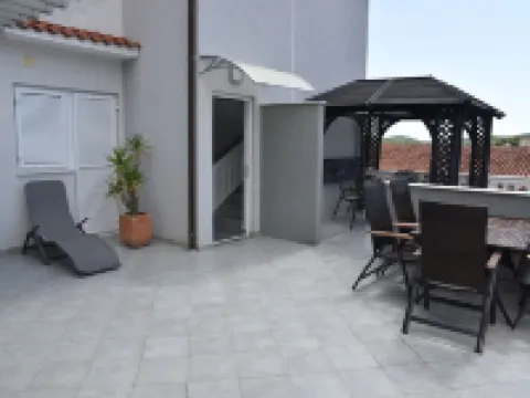 Villa Pina Tisno Penthouse apartment by the sea 140 m2 in Tisno-Dalmatia Hoteles en Tisno