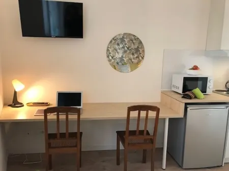 Cozy and bright studio for 2 Отели в г. Мюлуз